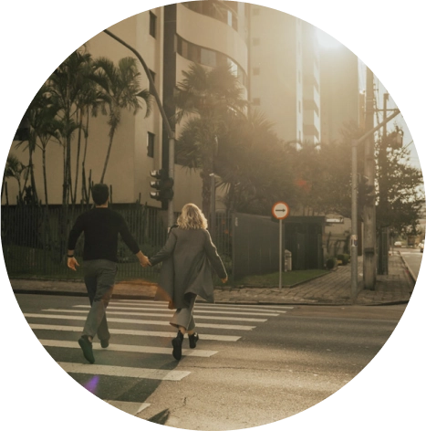 Casal atravessando a rua